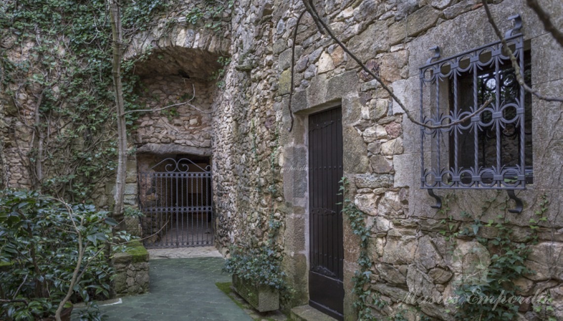 Detalle de la planta baja de la masía con el patio interior