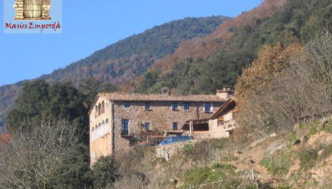 Vista general de la masía desde el camino de acceso a la finca 