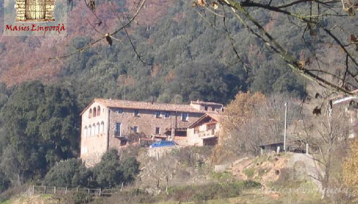 Vista general de la masía y de los campos de la propiedad que la rodean 