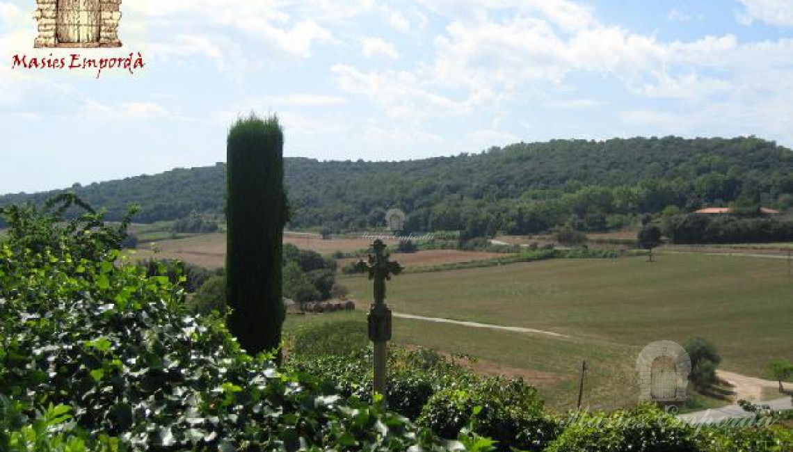 Vistas del jardín y el valle de Foixà en el Baix Empordà