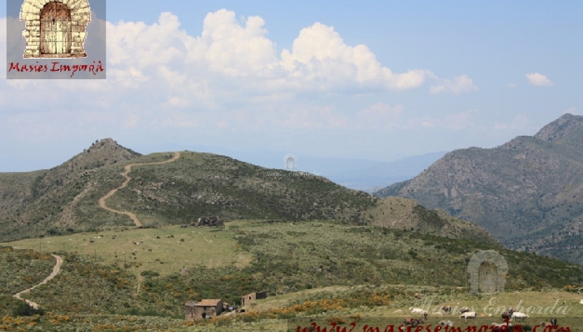 Vistas desde la masia y de parde de las tierras de la propiedad