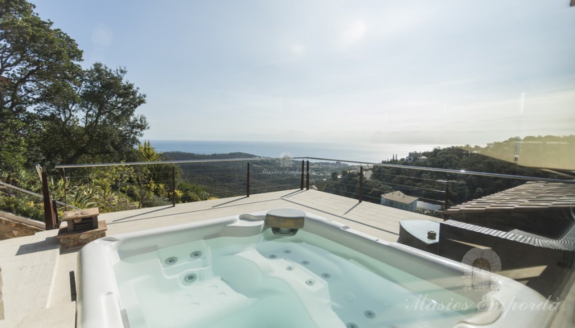 Jacuzzi on the terrace with sea views