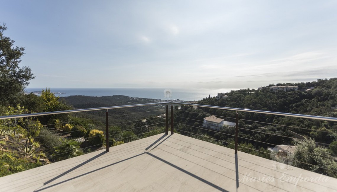 Terrace with sea views