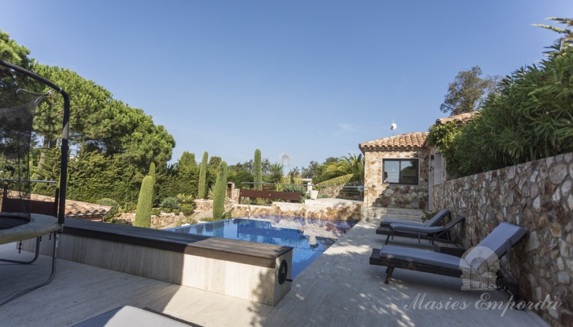 View of the garden and the pool