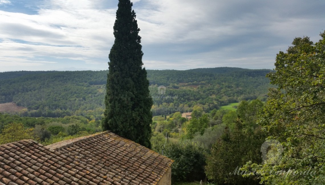 Vistas desde la terraza de la masía de las montañas y campos de la propiedad