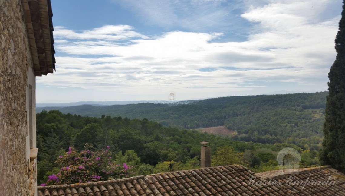 Vistas desde la terraza de la masía del valle y campos de la propiedad