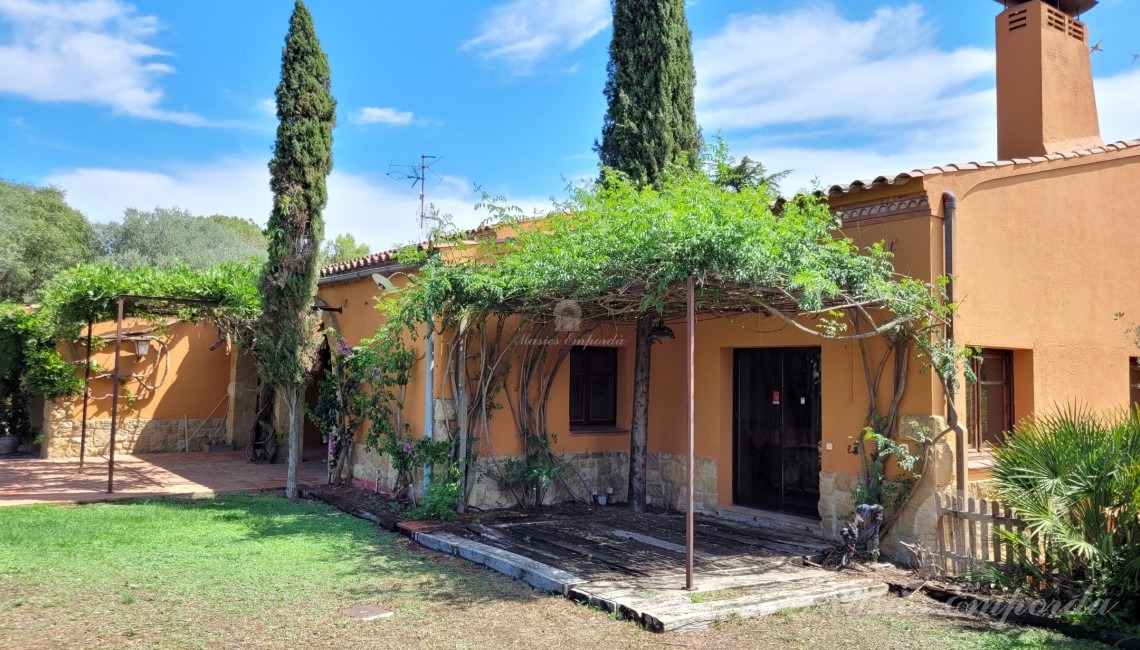 Vistas de la masía y el jardín