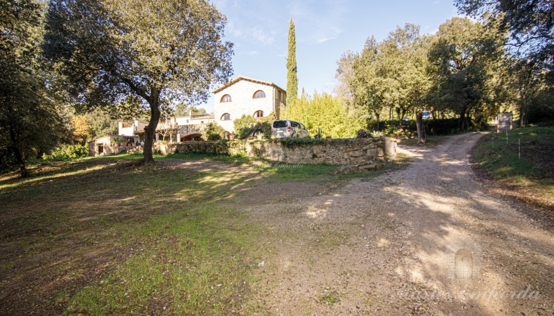 Main façade of the farmhouse.