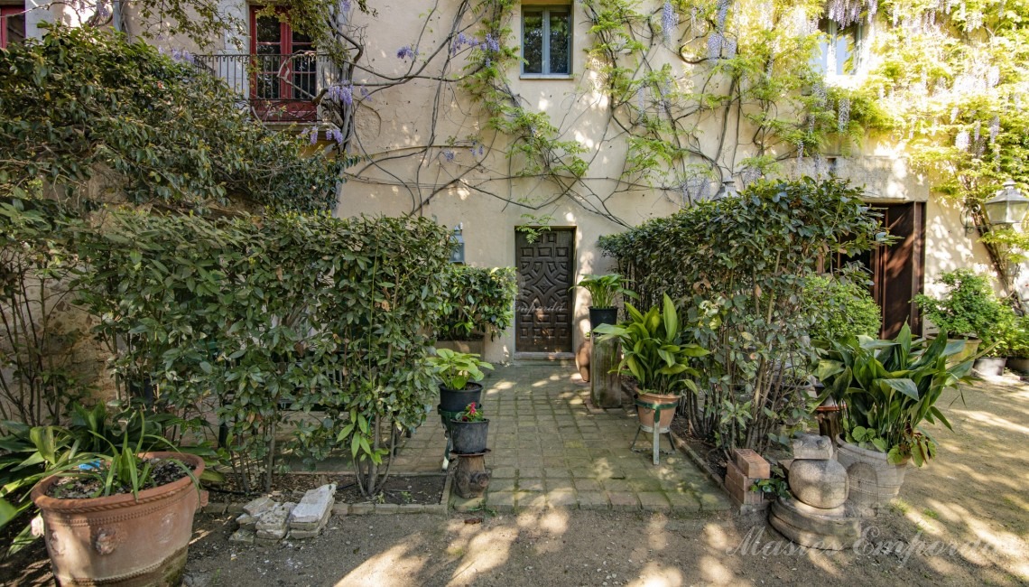 Views of one of the entrances to the house