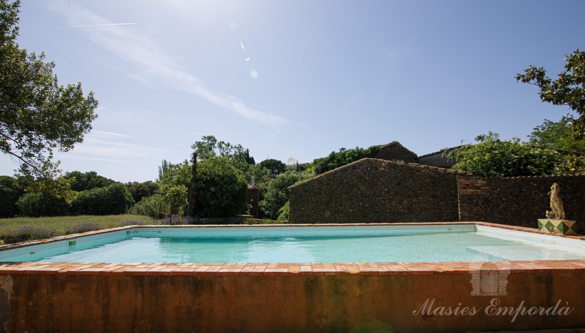 Detail of the swimming pool 