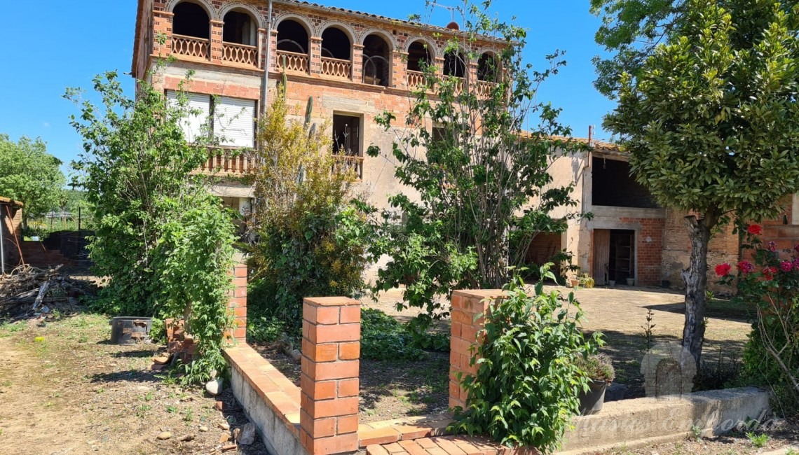 View of the facade of the farmhouse