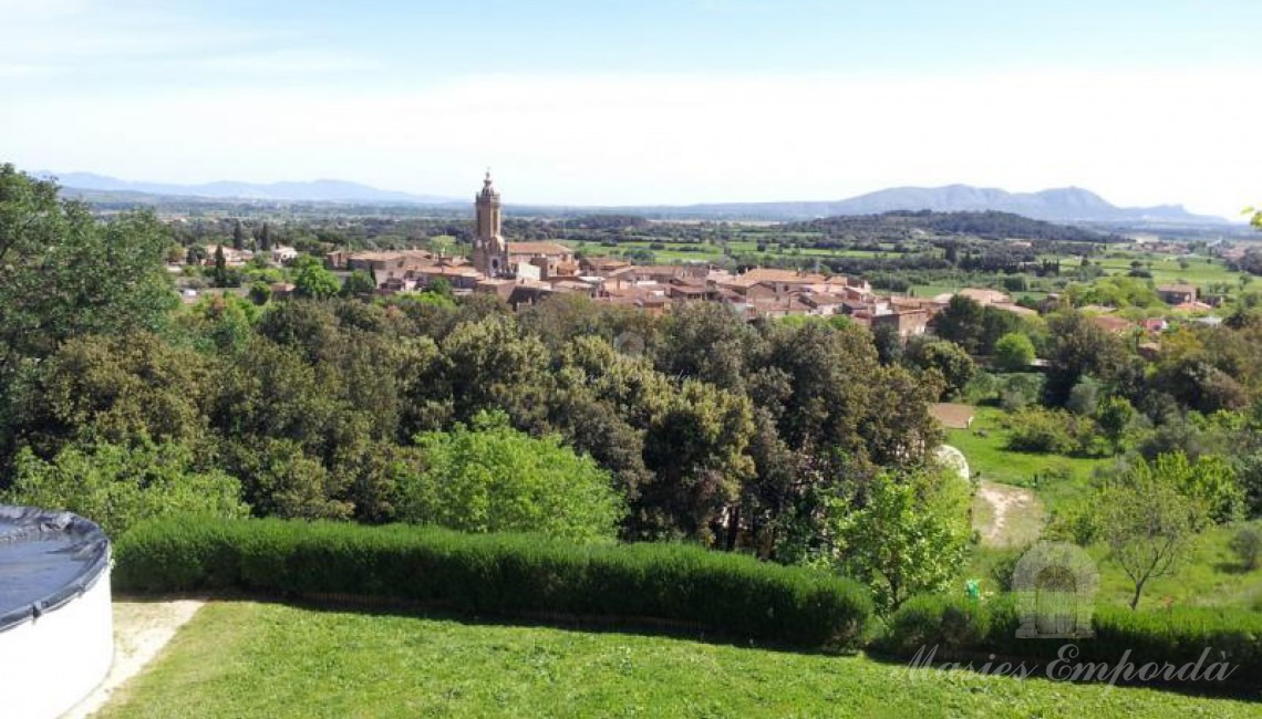 Vista generales del valle donde se aprecian al fondo de la imagen las islas medas el macizo del Montgrí y desde la fachada de la casa