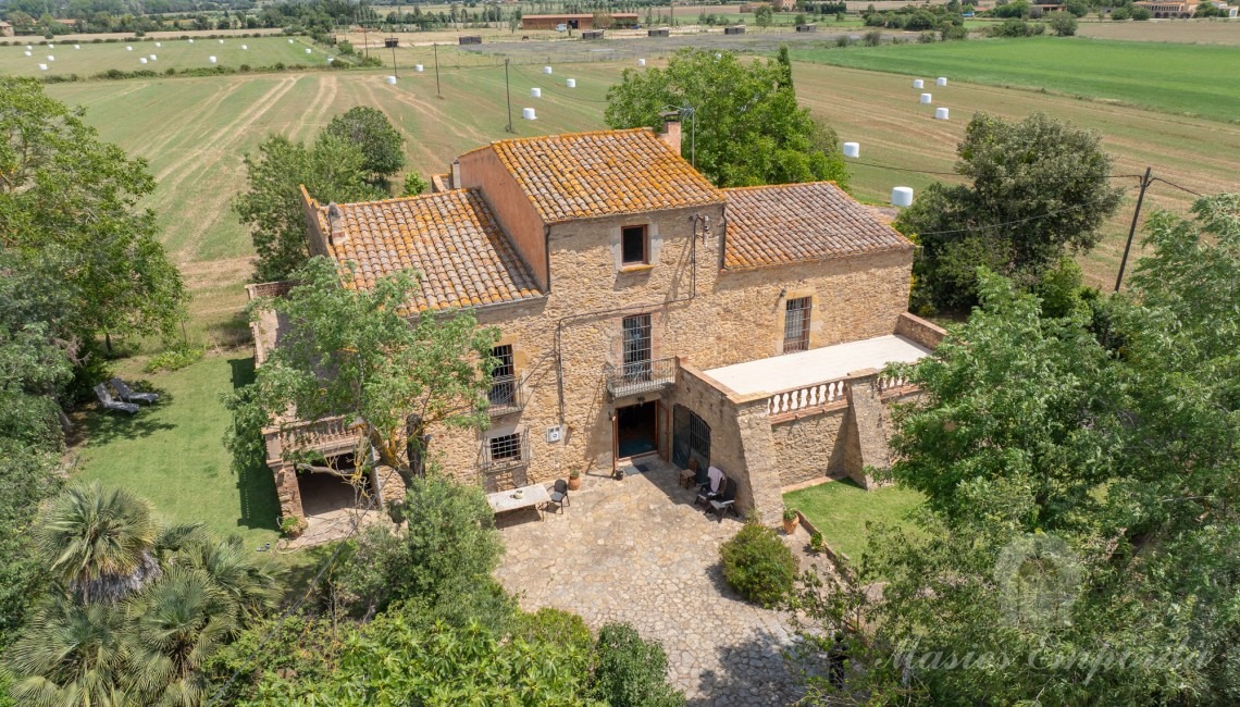 Views of the farmhouse and the plot