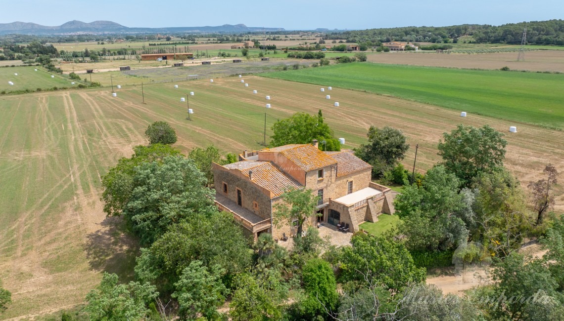 Views of the farmhouse and the plot