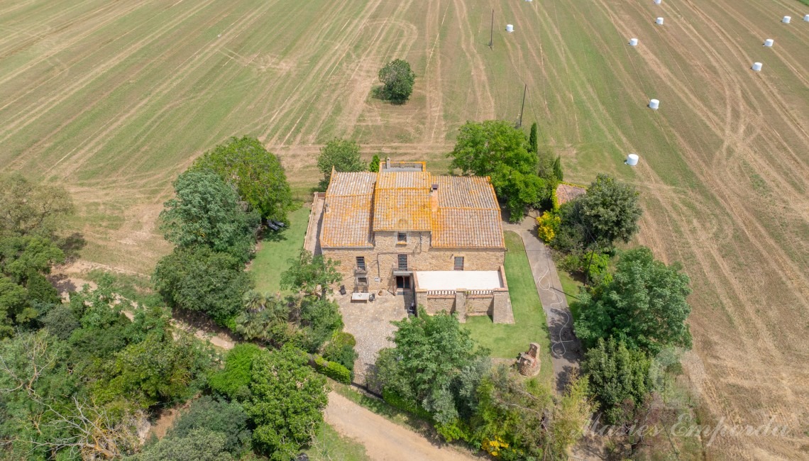 Views of the farmhouse and the plot