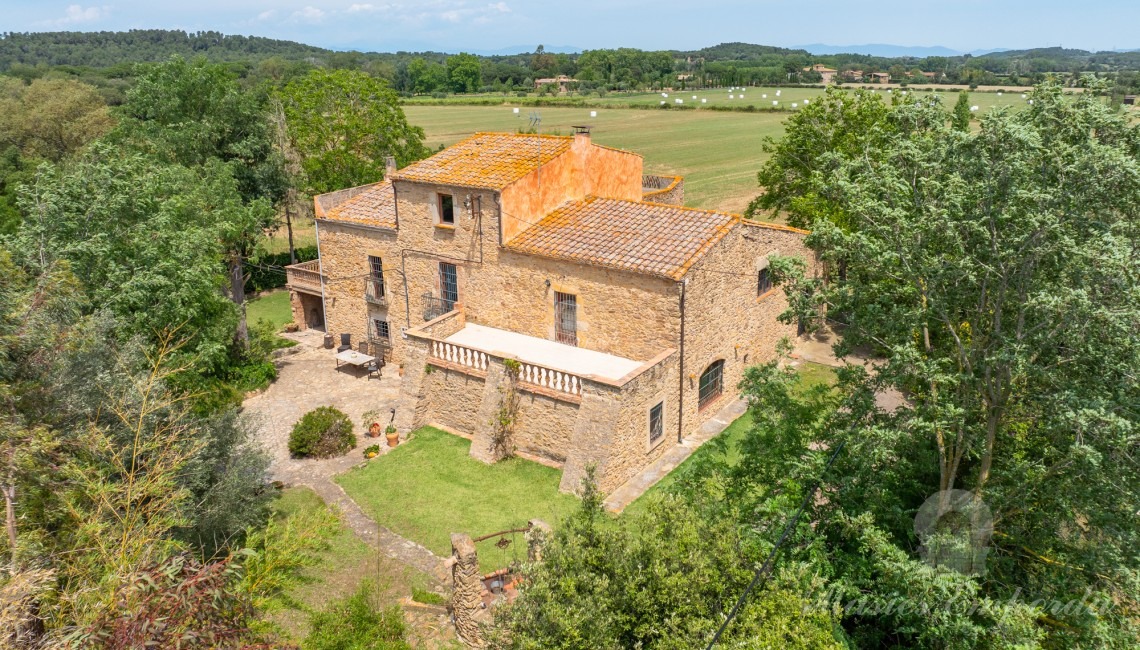 Views of the farmhouse and the plot