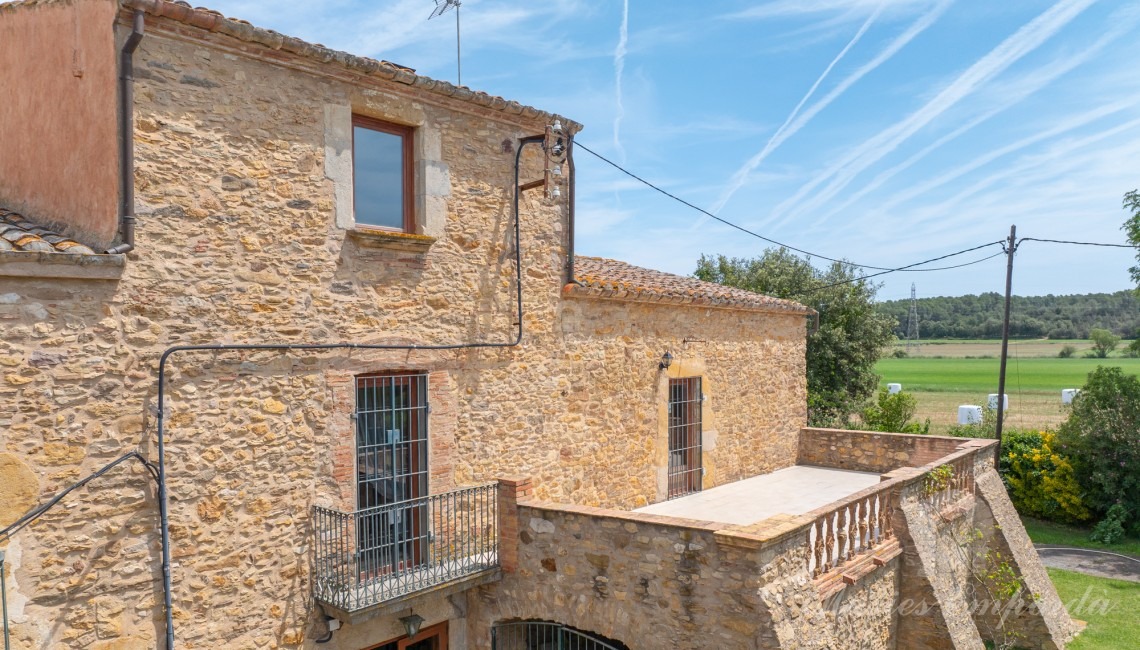 Views of the façade of the house 