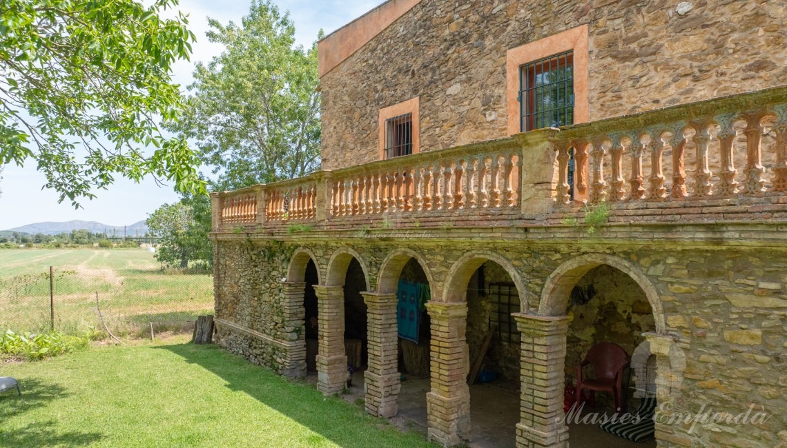 Terrace and arched porch of the west façade