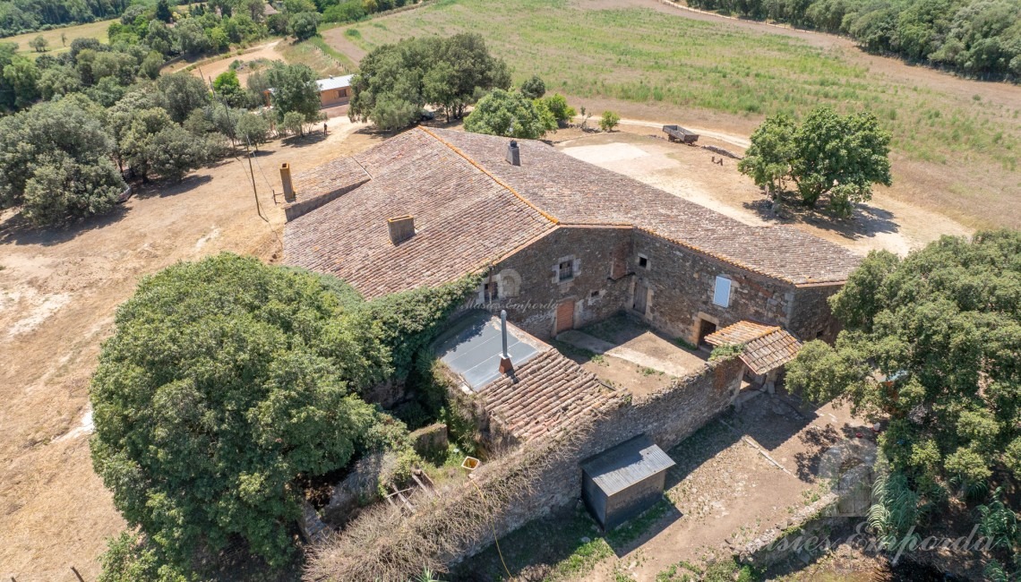 Views of the whole of the farmhouse