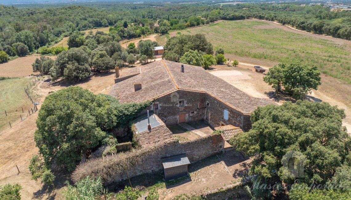 Views of the whole of the farmhouse