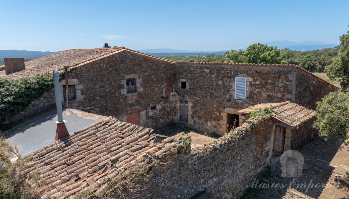 Views of the whole of the farmhouse