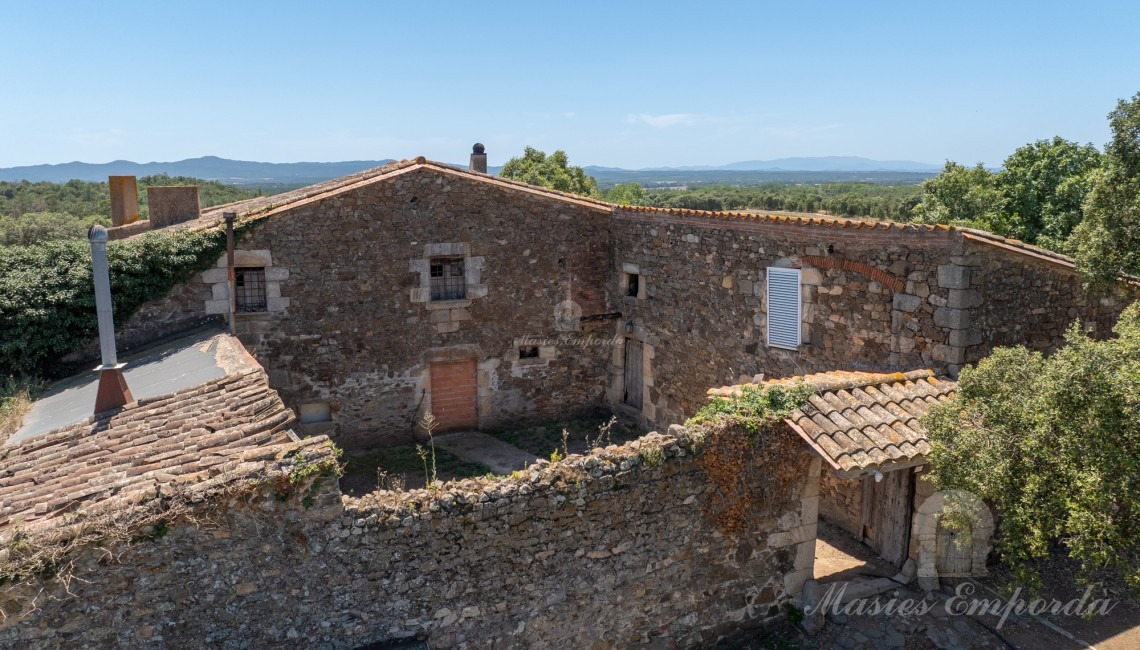 Views of the whole of the farmhouse