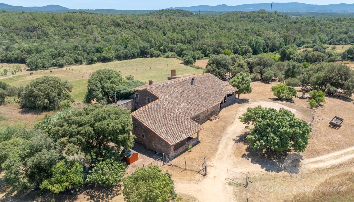 Views of the whole of the farmhouse