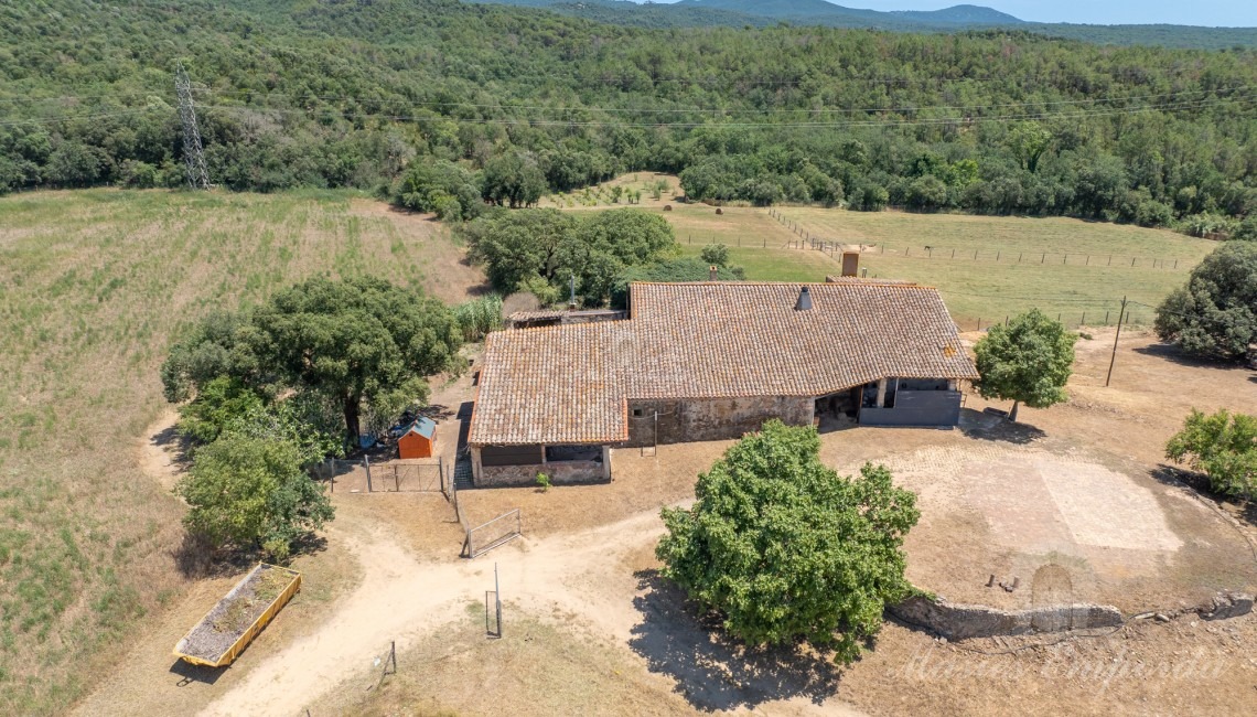 Views of the whole of the farmhouse