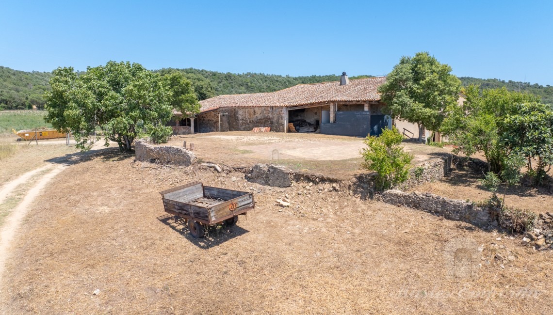 Views of the whole of the farmhouse