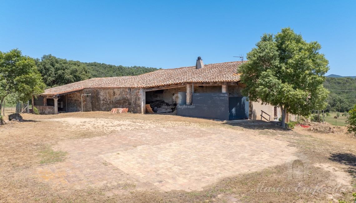 Views of the whole of the farmhouse