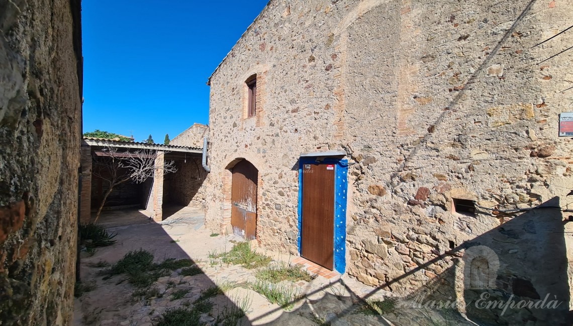 Entrance to the courtyard of the house