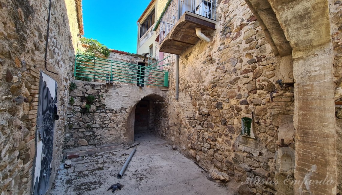 Facade view of the interior of the courtyard