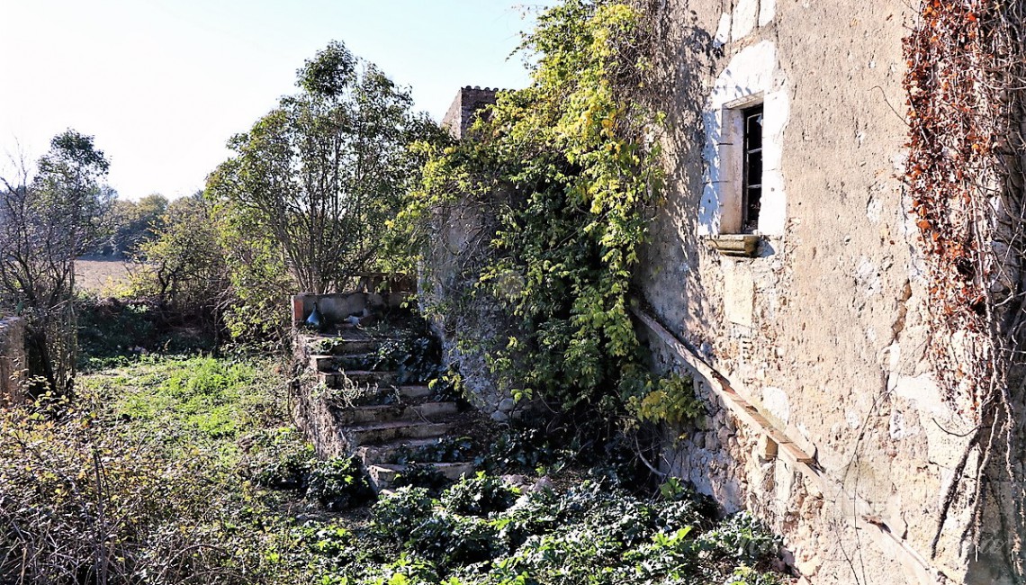 Detail of the main entrance of the farmhouse