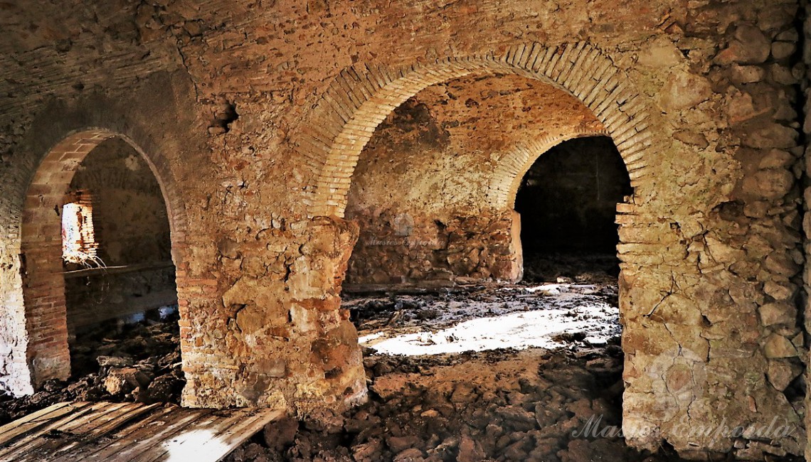 Interior blocks with semicircular arches that support the spectacular set of the blocks