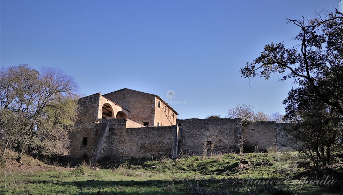 Views of the construction of the farmhouse