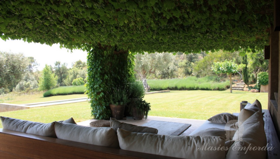 Vistas desde el interior del porche de la casa 