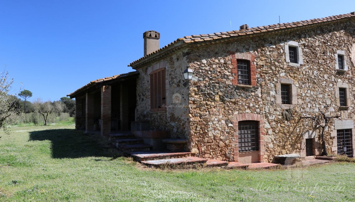 Views of the façade of the farmhouse