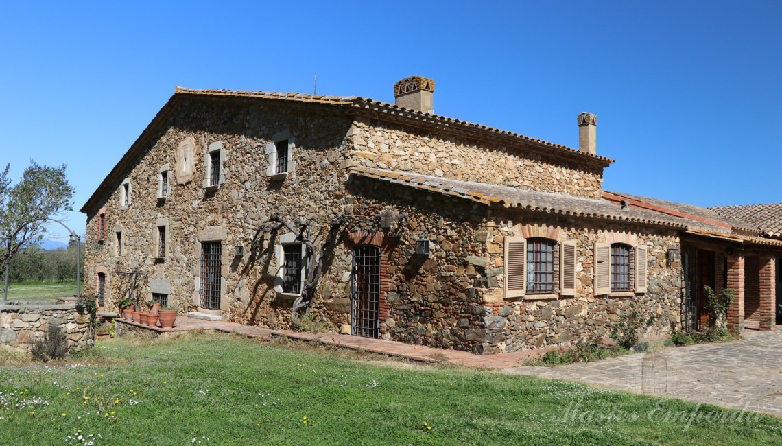 Views of the façade of the farmhouse