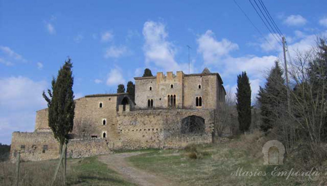 View of the entrance to the castle and the same at the bottom of the image