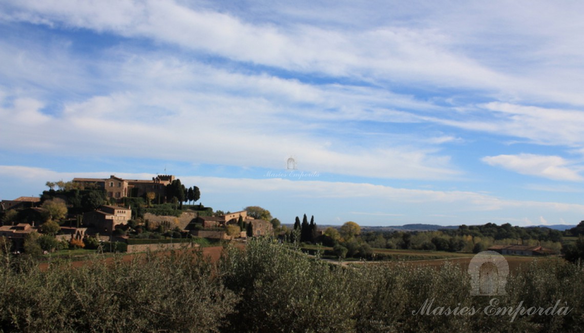 Vistas del castillo de Foixà y del Empordà desde la terraza