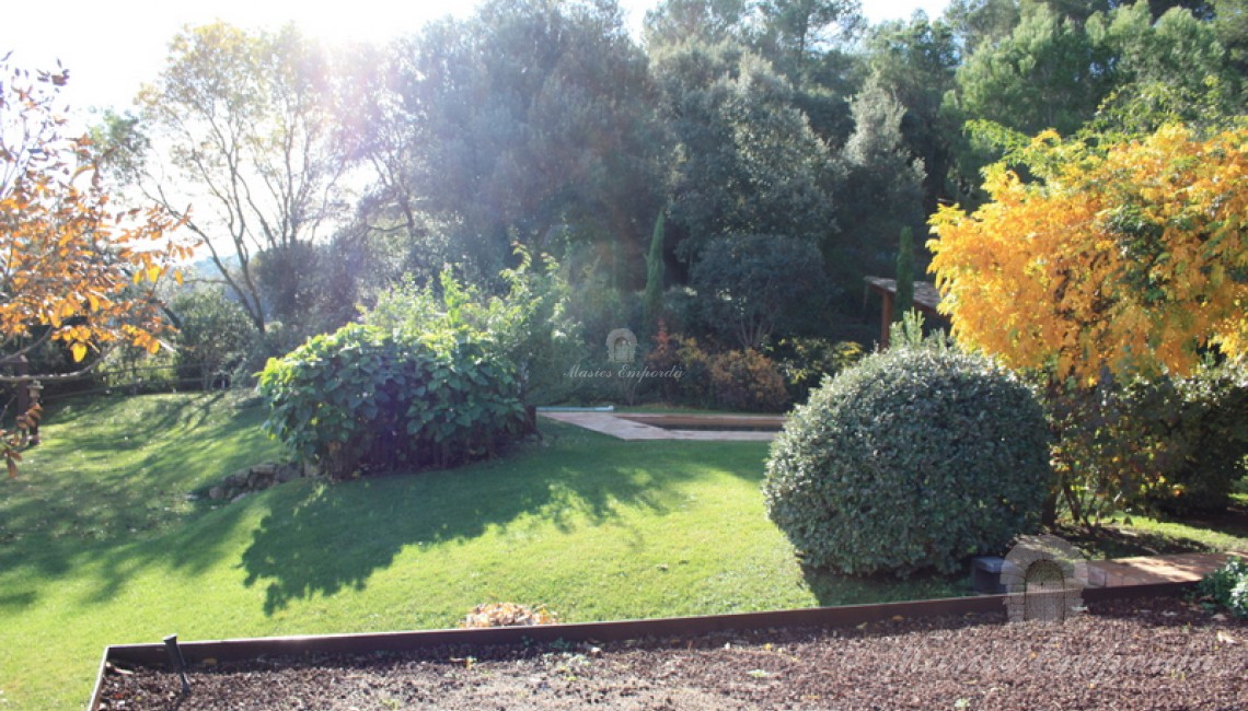 Terraza sobre el garaje con vistas al jardín y la piscina