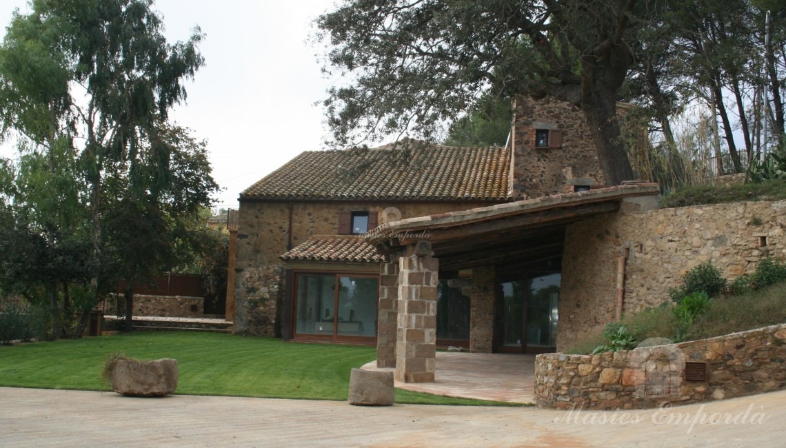 Views of the entrance to the farmhouse 