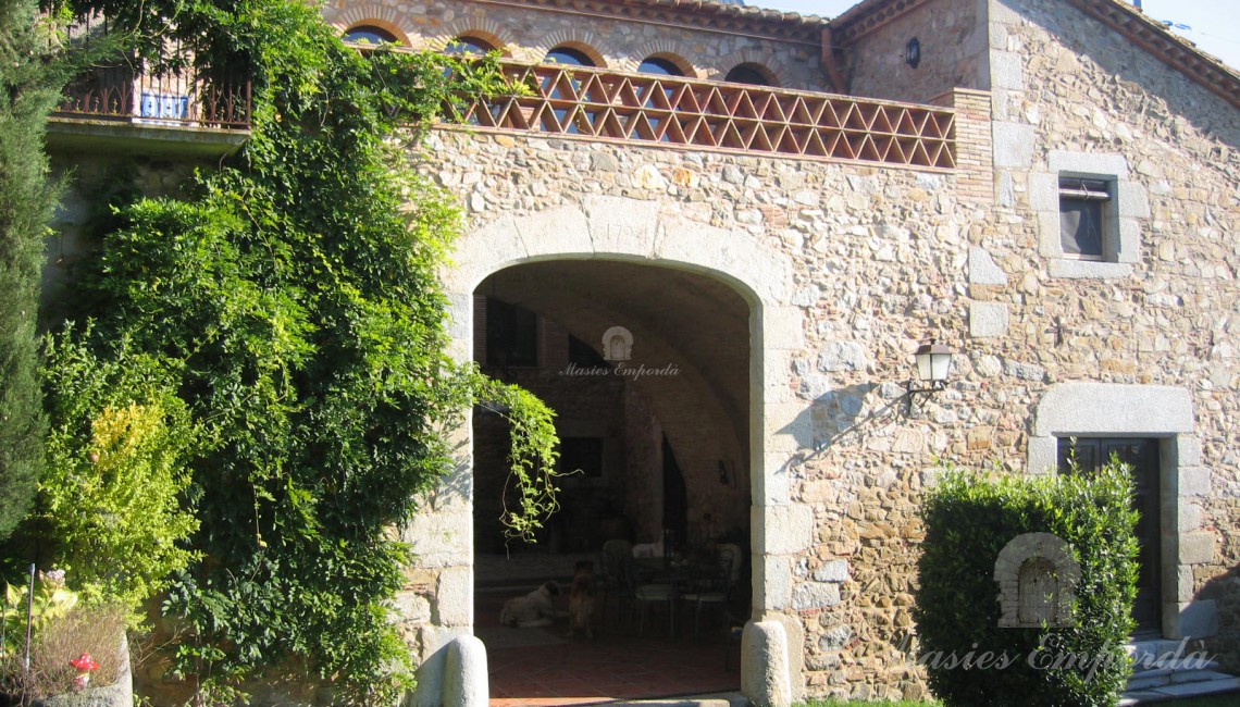 Entrada segundaría con patio interior de la masía 