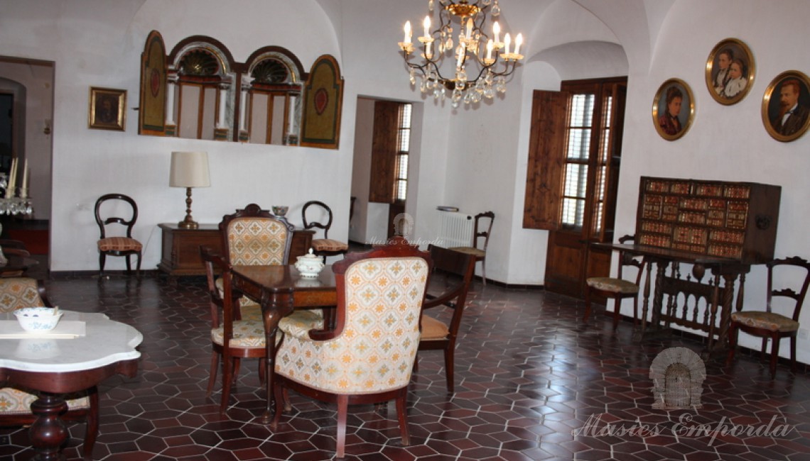 Vista desde el ángulo opuesto del hall distribuidor de la primera planta con techo abovedado y arcos toral que le da un volumen magnifico a la sala. 