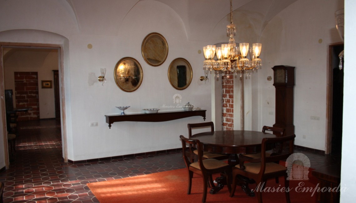 Salón de estar de la segunda planta con un arcos toral en toda ella