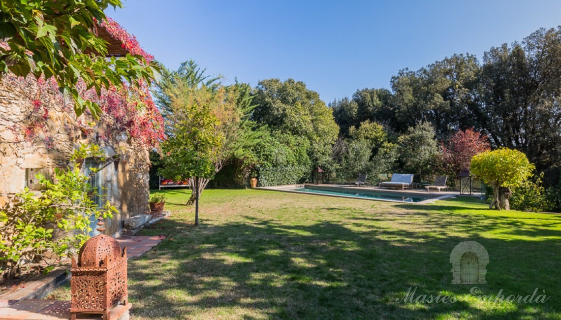 View of the garden and the pool at the bottom of the image