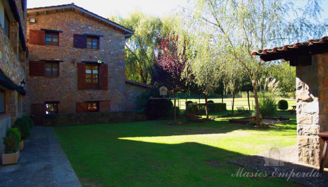 Fachada posterior de la masía y anexo de la barbaci¡oa y garaje cubierto