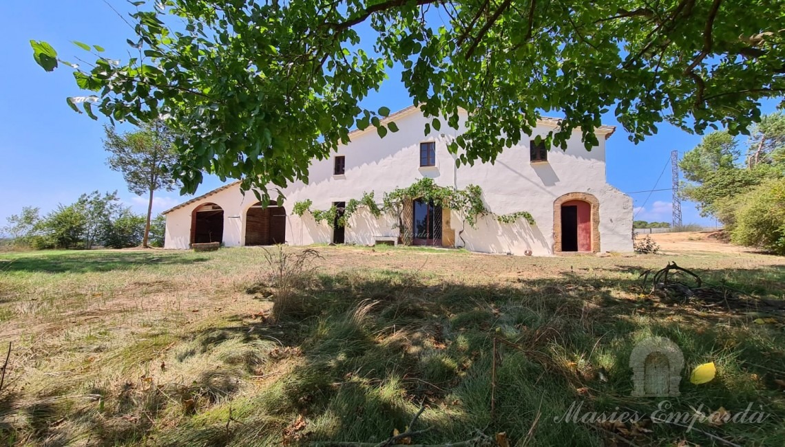 Vistas de la fachada de la masía