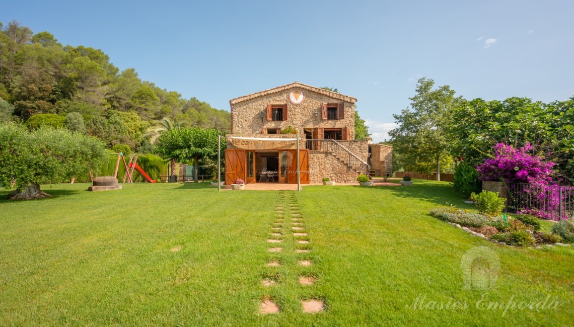 Views of the façade and garden 