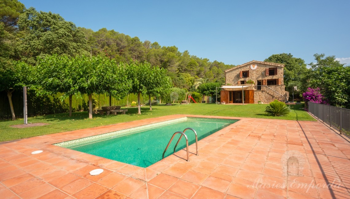 Views of the façade and the swimming pool 